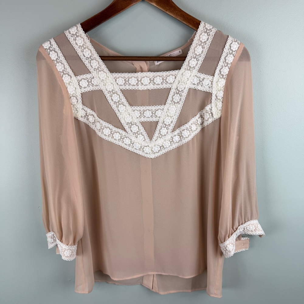 NWOT Comme Toi Sheer
Peasant Romantic Blouse size Small
